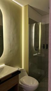 麦德林Sonata 44 Hotel Laureles的浴室配有卫生间、淋浴和盥洗盆。