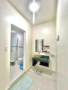 朱笃Cherry Homestay - Hoàng Đế motel的一间带水槽、卫生间和镜子的浴室