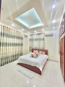 朱笃Cherry Homestay - Hoàng Đế motel的一间卧室配有一张床和天窗