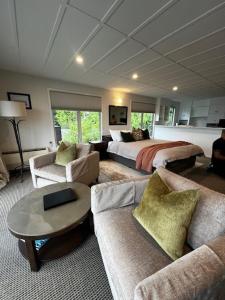 皇后镇Queenstown House Bed & Breakfast and Apartments的一个带床和沙发的大客厅