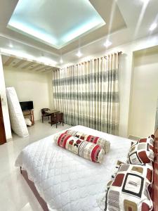 朱笃Cherry Homestay - Hoàng Đế motel的卧室设有一张白色大床和一扇窗户。