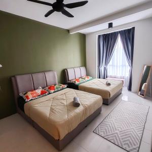 金马仑高原D'Elegant Suite - Emerald Avenue的一间卧室配有两张床和吊扇