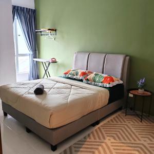 金马仑高原D'Elegant Suite - Emerald Avenue的卧室内的一张带两个枕头的床