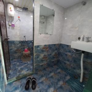 孟买New Assar International dormitory的带淋浴和盥洗盆的浴室