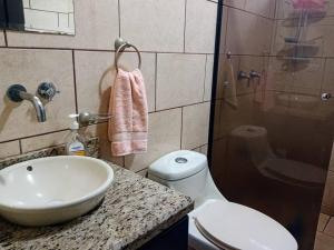 ConcepciónCasa Monserrat: Céntrica y Acogedora的一间带水槽、卫生间和淋浴的浴室