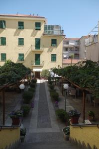 拉瓦尼亚阿尔巴酒店的一座带庭院的建筑,庭院里种有植物和树木