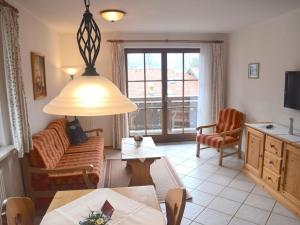 贝里斯泽尔Property in Bayrischzell的客厅配有沙发和桌子