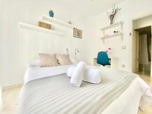 安特克拉Apartamento Andalucía Centro III的白色卧室配有一张大白色床和两个枕头