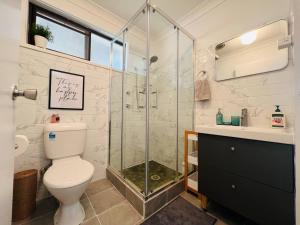 彭里斯Penrith Beautiful Granny sleep 4的带淋浴、卫生间和盥洗盆的浴室