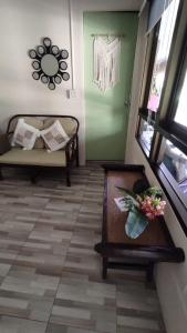 拉威海滩Baan sikhao Yanui的一间房间,里面设有一张床和一张鲜花桌
