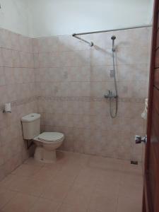 鲁滕Hotel MBC Ruteng的一间带卫生间和淋浴的浴室