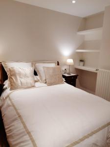 扎马亚Apartamento Costa con Parking Privado Incluido的卧室配有带枕头的大型白色床