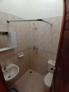鲁滕Hotel MBC Ruteng的一间带卫生间和水槽的小浴室
