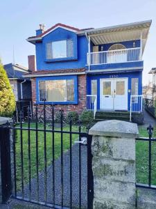 温哥华LLT HomeAway的蓝色房子,有黑色的围栏