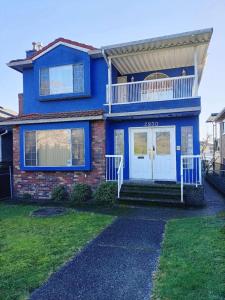 温哥华LLT HomeAway的蓝色的房子,设有门廊和阳台