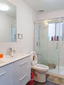 温哥华LLT HomeAway的白色的浴室设有卫生间和淋浴。
