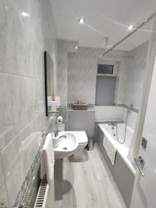 谢菲尔德Sheffield meadowhall interchange house with off street parking的浴室配有盥洗盆、卫生间和浴缸。