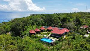蓝梦岛Sunset Hill Lembongan的享有带游泳池的度假村的空中景致
