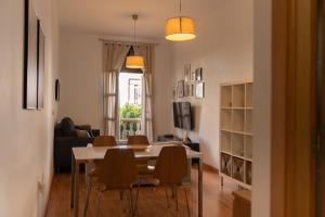 梅利利亚Triana CACTUS的用餐室以及带桌椅的起居室。