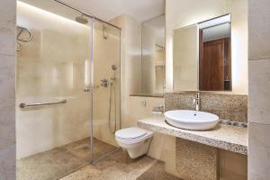 新加坡Sheraton Towers Singapore Hotel的浴室配有卫生间、盥洗盆和淋浴。