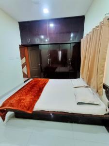浦那CityAir的一间卧室配有一张大床和木制床头板