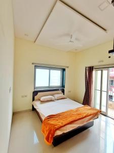 浦那CityAir的一间卧室设有一张床和一个窗口