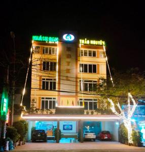 荣市Thảo Nguyên Hotel的一座建筑物,上面有夜间标志