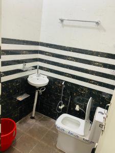 范兰德凡Nirupam Sadan HomeStay的一间带卫生间和水槽的浴室