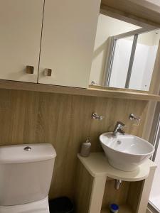 杰德堡No. 40 Golf View的一间带卫生间、水槽和镜子的浴室