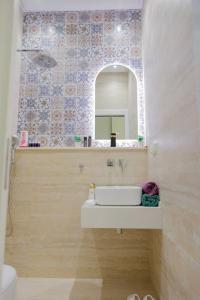 马赫迪耶Maison SOUAD的一间带水槽和镜子的浴室
