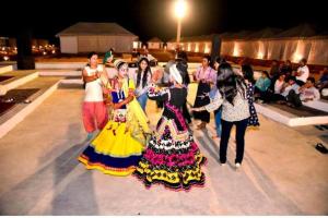 斋沙默尔Hotel Royal Lakhina Jaisalmer的一群年轻女子在舞台上跳舞