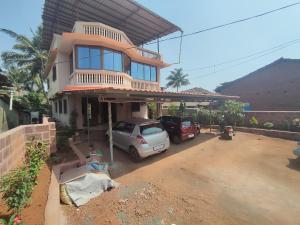 戴维格Shri Krupa Homestay的前面有停车位的房子
