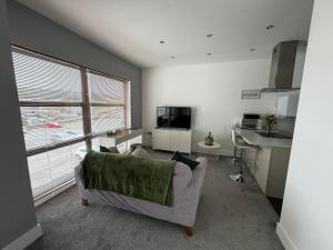 怀特黑Harbourside Apartment - 1 Bed Apartment的带沙发和水槽的客厅