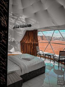 瓦迪拉姆RUM YANAL CAMP的一间带沙发床的卧室,享有沙漠美景