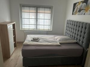 哈根Monteurwohnung Haus Elbert Hagen 2的卧室内一张带软垫床头板的床