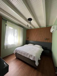 契拉勒Azur Hotel的一间卧室设有一张大床和窗户