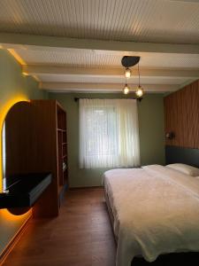契拉勒Azur Hotel的一间卧室设有一张大床和一个窗户。
