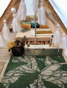 奇克拉纳－德拉弗龙特拉Glamping - La Casa del Piano的一间帐篷内带两张床的卧室