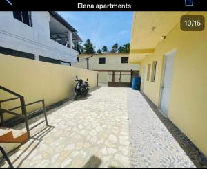 喀巴里特Elena Apartment 2的停在建筑物旁边的摩托车