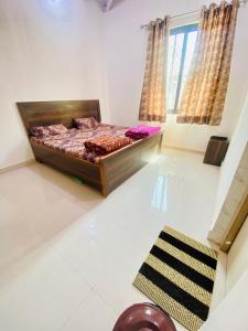 范兰德凡Nirupam Sadan HomeStay的一间带床的卧室,位于带窗户的房间内