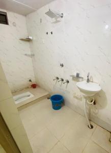 范兰德凡Nirupam Sadan HomeStay的白色的浴室设有水槽和淋浴。