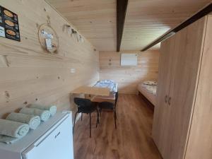 Gorenja VasGlamping Laze的小房间设有桌子和床