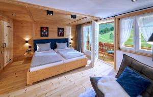 古塔赫百隆乡村农舍的一间卧室设有一张床和一个大窗户