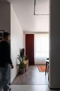 塔什干Stylish & Modern Apartment I Blueloft 48的客厅配有桌子和窗户