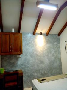 巴图卡拉巴图卡拉斯法亚民宿的一间有蓝色墙壁的房间,上面有灯光