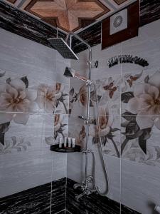 瓦迪拉姆RUM YANAL CAMP的墙上设有带鲜花淋浴的浴室