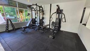 拉迈拉迈布里度假酒店的一间健身房,里面配有几台跑步机