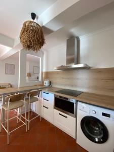普罗旺斯艾克斯Deux chambres avec terrasse dans le centre ville d'Aix en Provence的厨房配有柜台、洗衣机和烘干机