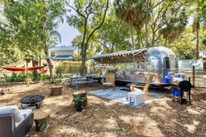 坦帕South Tampa Airstream Farm Stay的停放在院子里的烤肉架