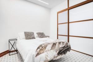 比利亚霍约萨El Desembarco的一间卧室配有一张带金属框架的床